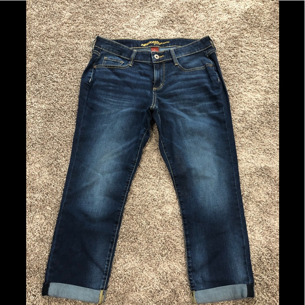 Arizona capris size 9 womens jeans. 99% cotton 1% spandex